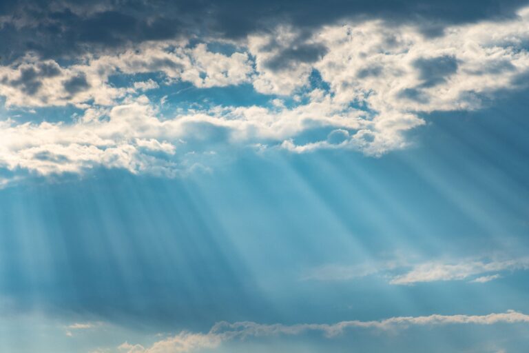 Micróbios nas Nuvens: Como Influenciam Chuvas e Clima